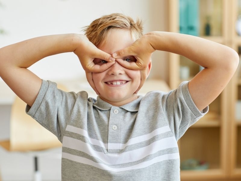 cocuklarda-gozluk-gerektigi-nasil-anlasilir